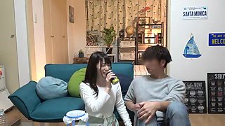 色白スレンダー美女が立ち手マンで潮吹きしてピストンで艶やかに感じる