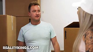 Reality kings - kinky Cassidy Luxe sucks and bangs her boyfriend\u2019s roommate right under his nose