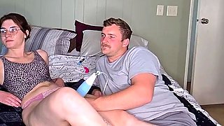 beautiful brunette toys her pussy on webcam