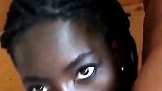 Ebony Teen hilft einem deutschen Freund, sich mit einem Hand
