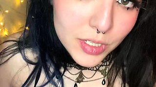 Masturbating solo babe loves her toys