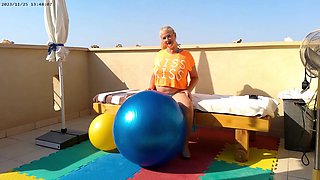 Kiss Kiss Bouncy Ball Fun