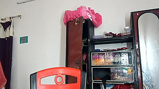 Indian Desi Beautiful Bhabi First Appearance on Cam
