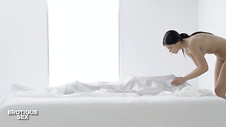 Gorgeous Czech Babe Caprice Gets a Passionate Morning Fuck