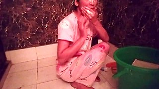 Desi bhabhi caught in a bathroom flick