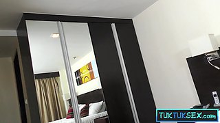 Kinky Thai amateur hooker picked up in a TukTuk for a hotel fuck