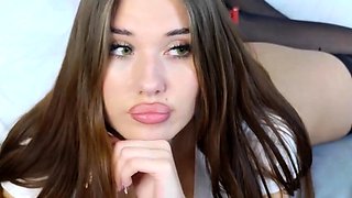 Webcam skinny brunette plays her squirt pussy