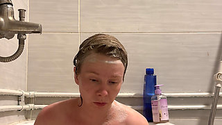 Blone MILF Spoiled in the Tub