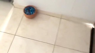 Veo a Mi Sexi Hermanastra Haciendo Aseo Desnuda.que Rico Se Ve Su Enorme Culo Para Meterle Mi Venosa Y Rica Verga