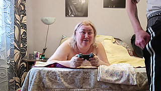 the game of the console ended with a blowjob from a neighbor with swallowing sperm