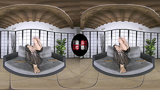 Stunning-Looking Diana Zilli Presenting Her Magnificent Toes And Feet In Virtual Reality