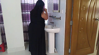 Arabian Gorgeous Stepmom Fucks Stepson While Waking up and Brushing