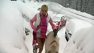 Lesley pleases her pussy