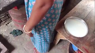 Desi Bhabhi Peeing While Cooking - Hot Indian Stepmom Fingering & Face Fuck