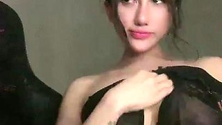 Voluptuous Mei Yien reveals her big juggs with passionate live energy