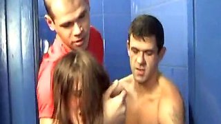 Joven Asaltada Y Violada En Aseo Publico Por Dos Cabrones