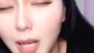 Chinese girl talking about sex experience on cam