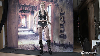 Izzy Delphine - 03 - Photoshoot Backstage