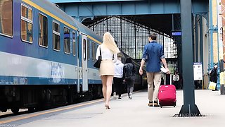 Bonni Gee Seduces With Masturbation Show