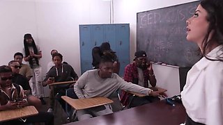 Teacher getting blowbanged by black dick in classroom