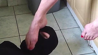 Foot worship in the kitchen for a Milf