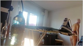 Moglie Amatoriale Che Fa Le Faccende Domestiche Nuda. Mamma Sexy Fa La Doccia