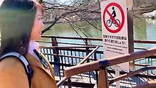 制服美女と中年男がラブホで秘密ラブラブエッチ、キスしておっぱい揉まれる