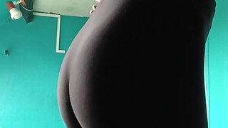 showing and twerking my ass in legging