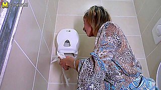 Kinky Pee Loving Housewife Gets A Piss And A Fuck On A Toilet - MatureNL
