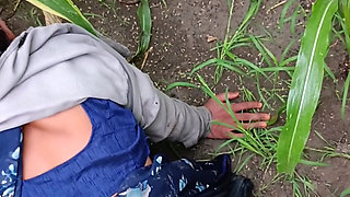 Gaon ka shuddh real desi Makka ki khet ka sexy video bhabhi apni Badi gand Apne devar se marva rahi hai Makka ke khet mein bhabhi ki gand ma