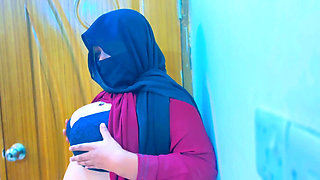 Egyptian Hot Maid Gets Super Horny & Start Masturbat in Office Room & Boss Start Handjob by Saw Her