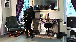 Amateur cd in latex masturbating dildoing