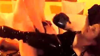 Mit Latex bekleidete deutsche Blondine in hohen Stiefeln