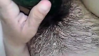 Milf se da un tratamiento con pepino