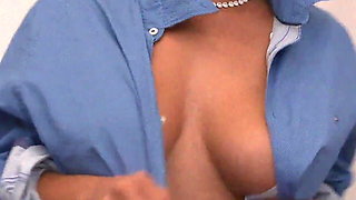 Amazing blonde babe loves twerking