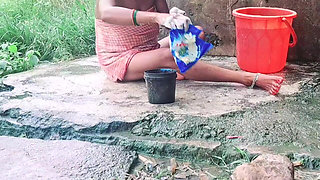Desi Bhabhi Outdoor Freshng in Morning