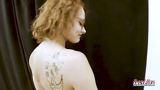 Voluptuous Parish's handjob movie