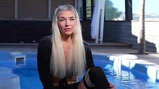 Aeryn, 28, bets on two stallions... - Jacquie et Michel TV