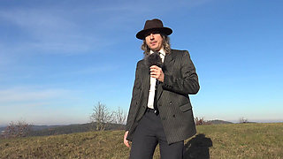 Alice and her whispering boast