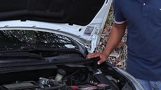My car breaks down and a guy helps me with the problem
