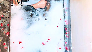 Hotwife with Stranger in Bathtub