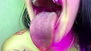 Close up amateur beauty uses her toy to masturbates