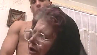 Out of date GILF gets pounded