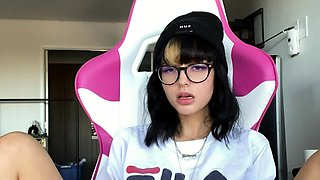 Amateur Webcam Teen Masturbates And Teases