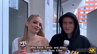 Hunt4k. sexy blonda doesn’t mind to have xxx with benefits in front of her bf