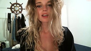 Amateur sweet blonde babe sucking cock