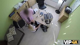 Vip4k. blondes fraulein hat xxx fur bargeld mit hubschen kredit-agent