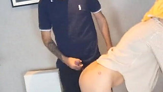 Married Woman in Just Her Underwear Pranks Ifood Delivery Guy!