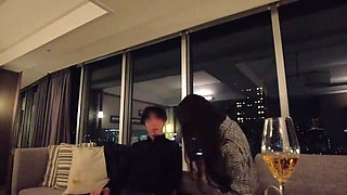 美人受付嬢が艶やかキスから男の乳首舐めやフェラ！M字開脚で指マンとクンニで喘ぐ