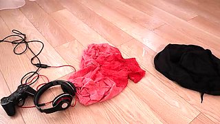 Blonde MILF Laura Dee Pisses on Gamer BF & Makes Him Worship Pussy - Femdom Punishment